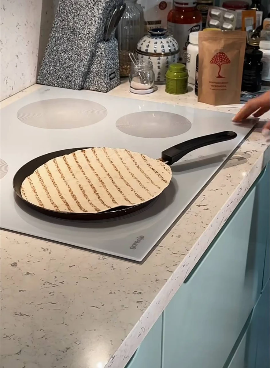 Спершу викладаємо тортилью на пательню