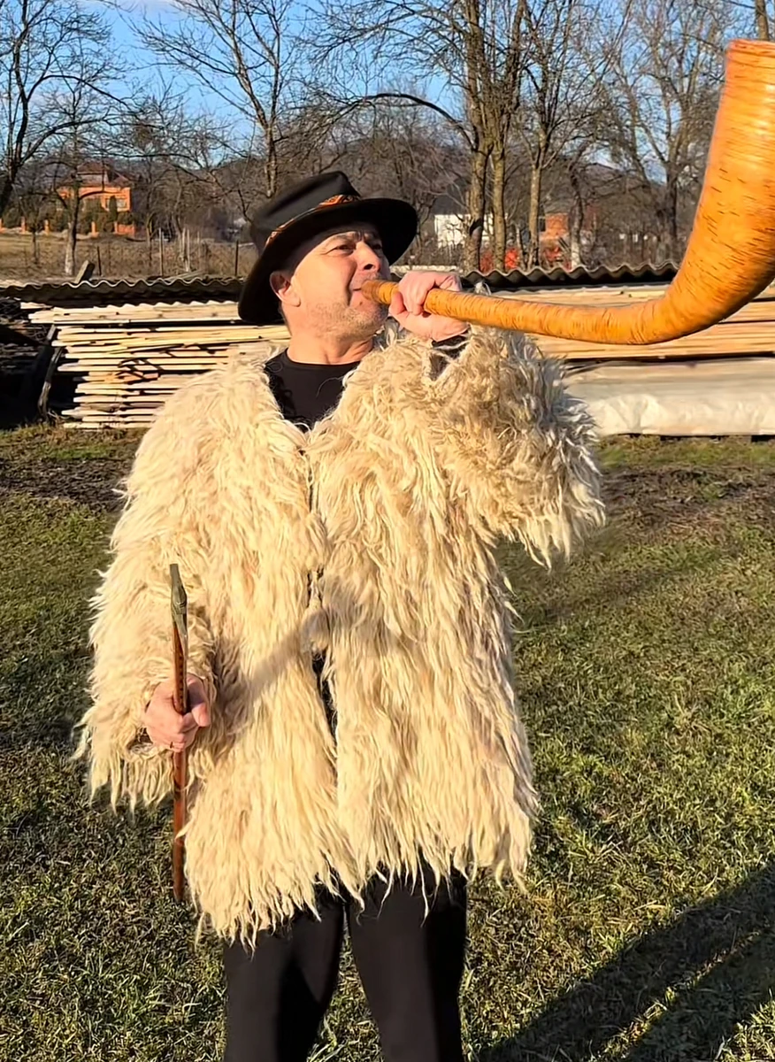 Музикант в костюмі гуцула підтримав FIЇNKA та її пісню “Культура”