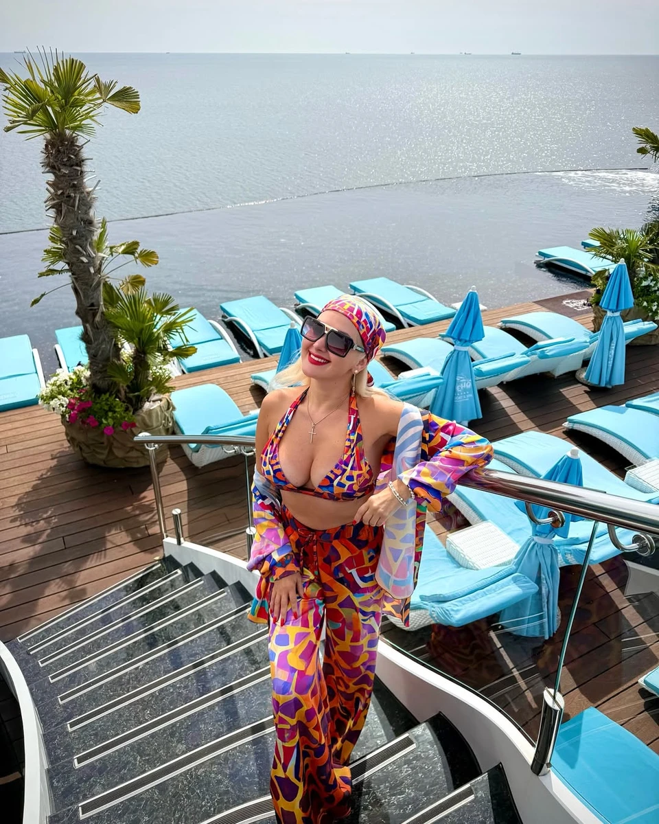 Катерина Бужиннська у купальнику