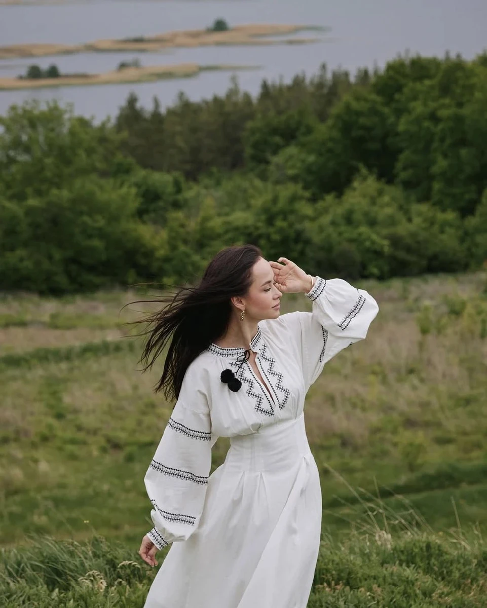 Таня Парфільєва у вишиванці на тлі поля