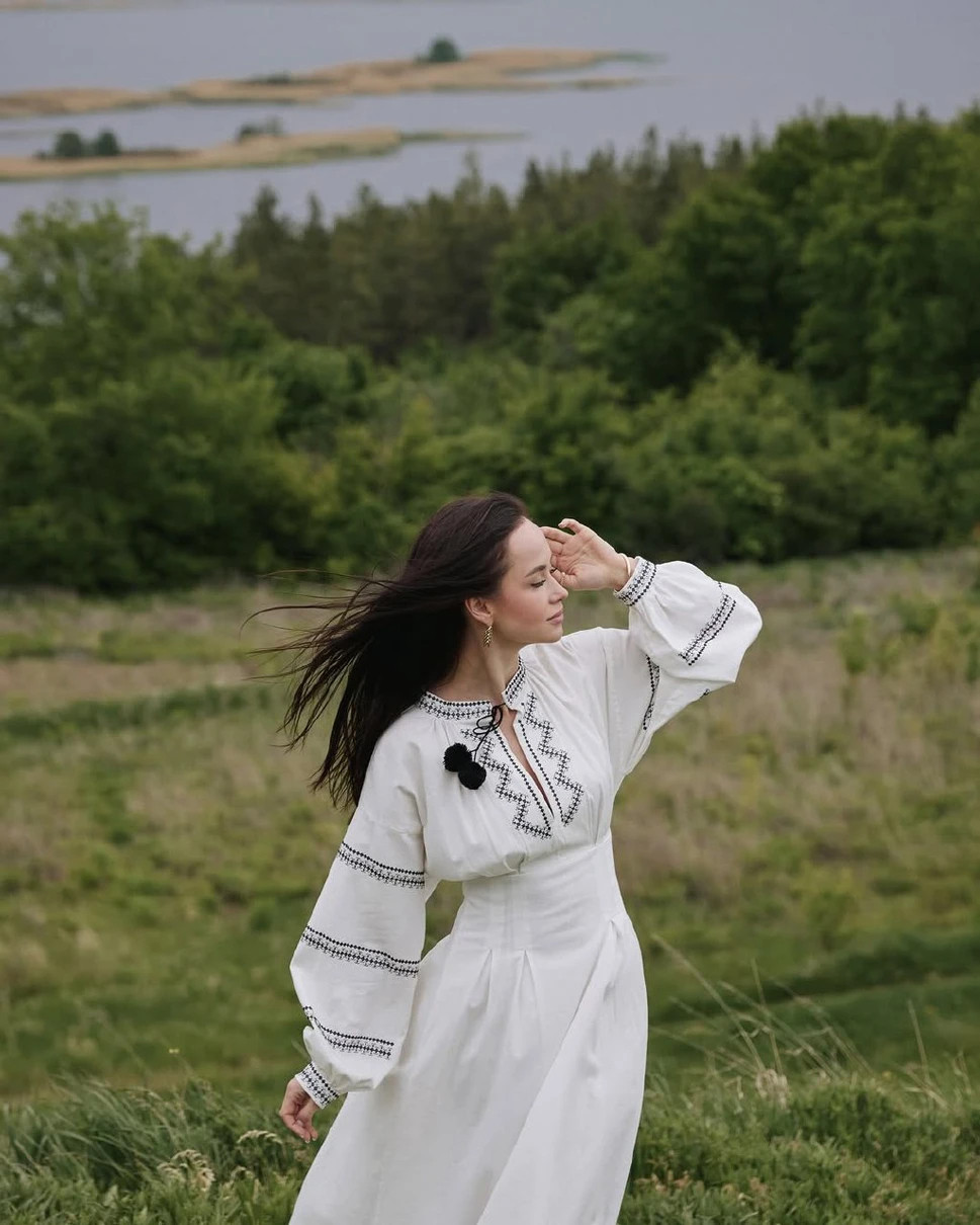 Таня Парфільєва у вишиванці на тлі поля