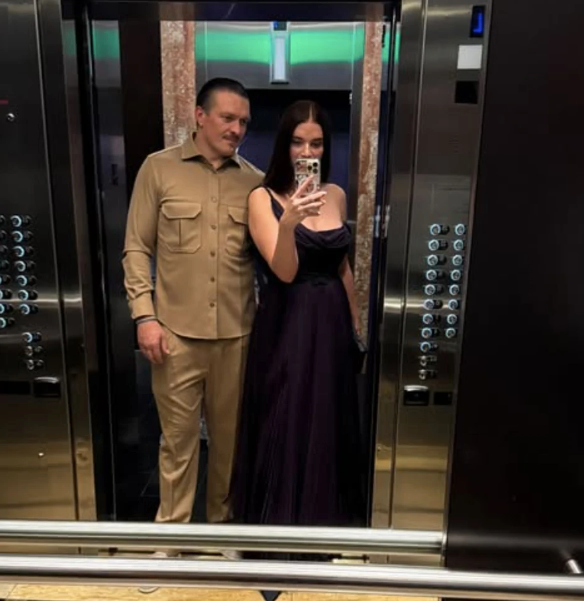 Олександр Усик з ошатною дружиною попозував в ліфті