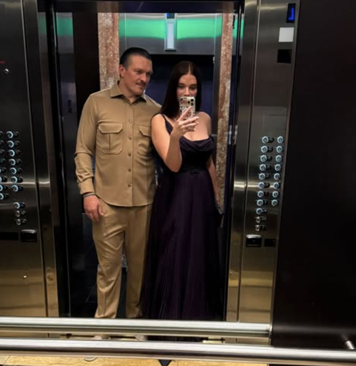 Олександр Усик з ошатною дружиною попозував в ліфті