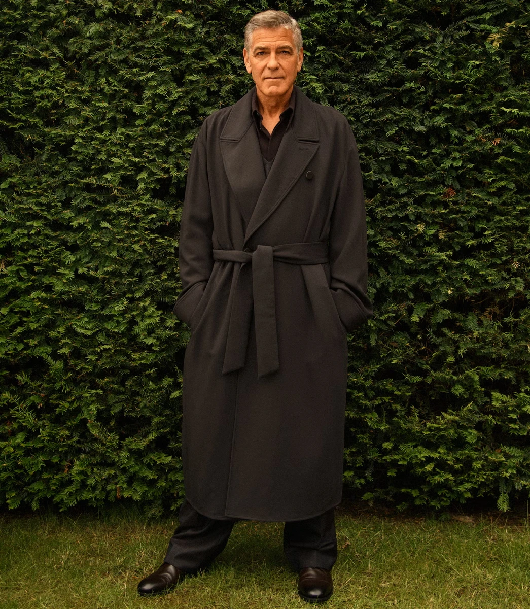 Джордж Клуні у довгому тренчі знявся на тлі рослин для журналу