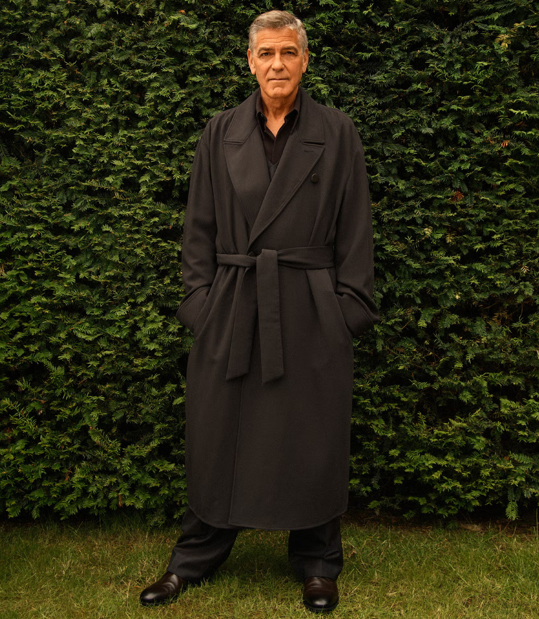 Джордж Клуні у довгому тренчі знявся на тлі рослин для журналу