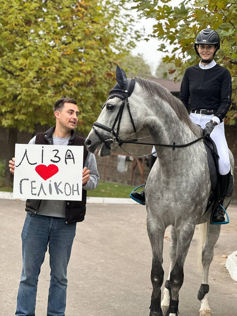 А ще дівчина любить коней і їздити верхи 