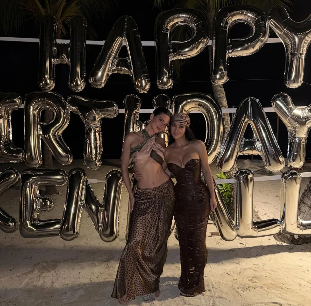 Кім Кардашян обійняла Кендалл Дженнер у сексі луці на її 30-річчі