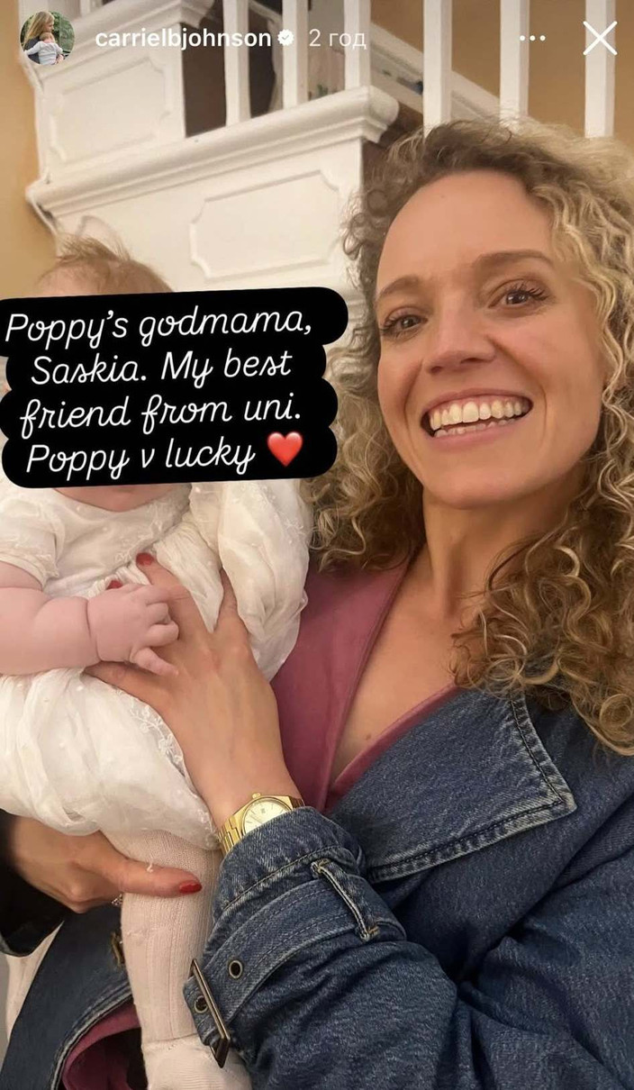 Поппі на руках у хрещеної