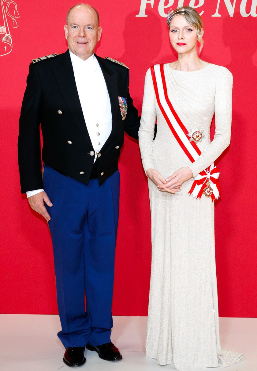 Княгиня Шарлін у блискучій сукні та тіарі попозувала на святі