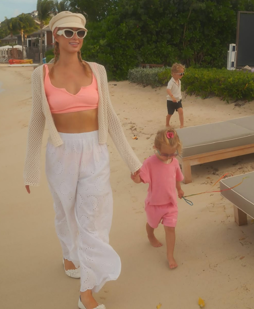 Періс Хілтон показала розваги з дітьми на пляжі