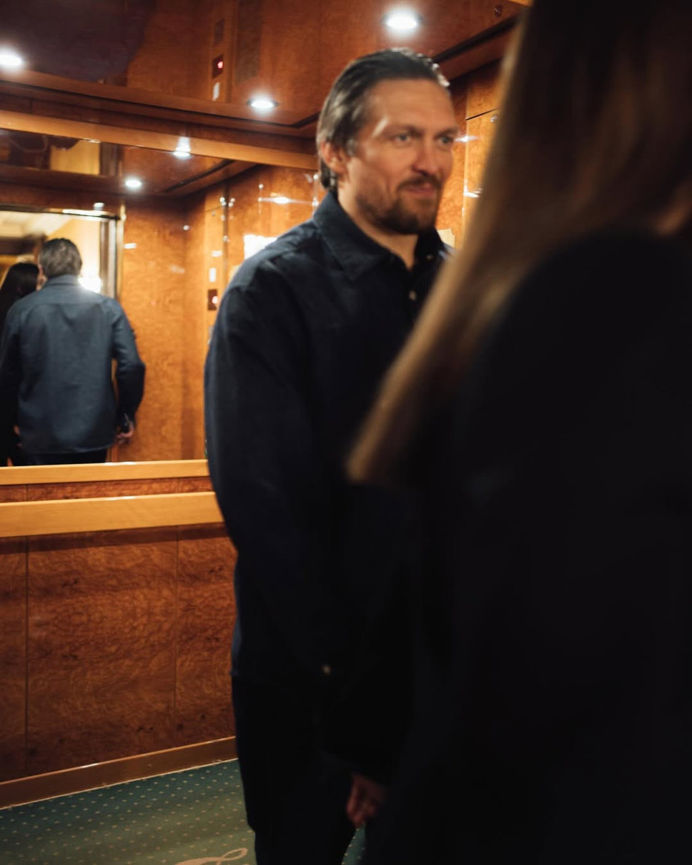 Олександр Усик з дружиною попозували в ліфті готелю