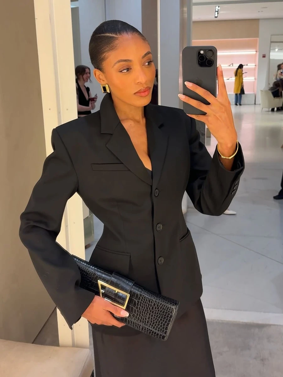 Образ із клатчем