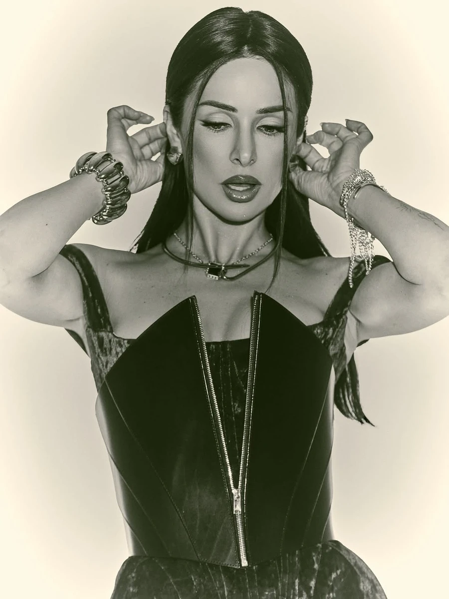 Злата Огнєвіч у корсеті похвалилася фігурою на фото