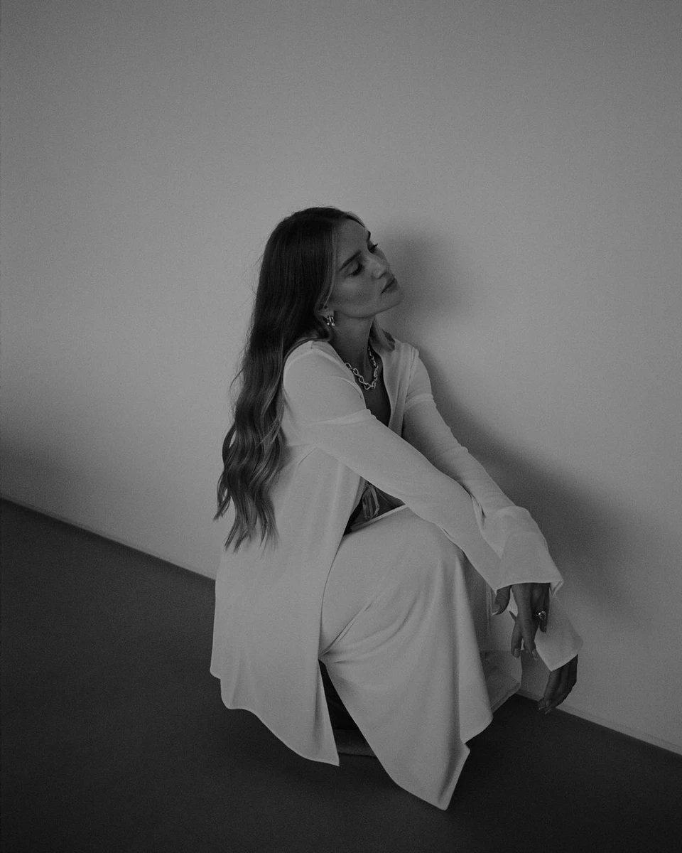 Розі полюбляє хизуватися своєю стрункою фігурою