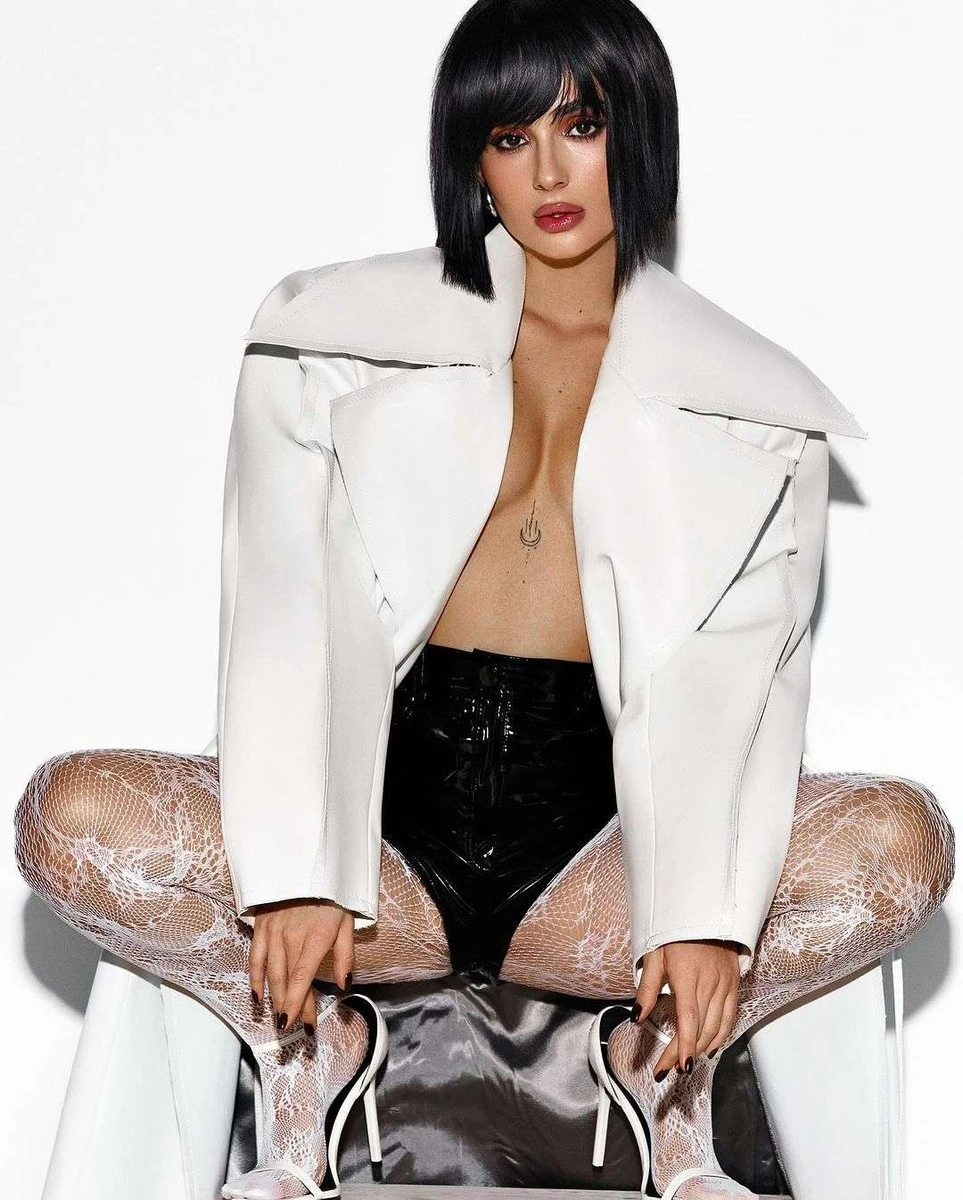 Аня постала перед камерою з чорним каре