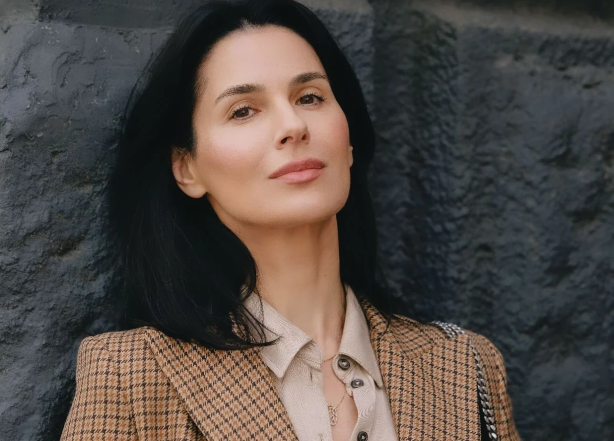 Єфросиніна притулилася до стіни