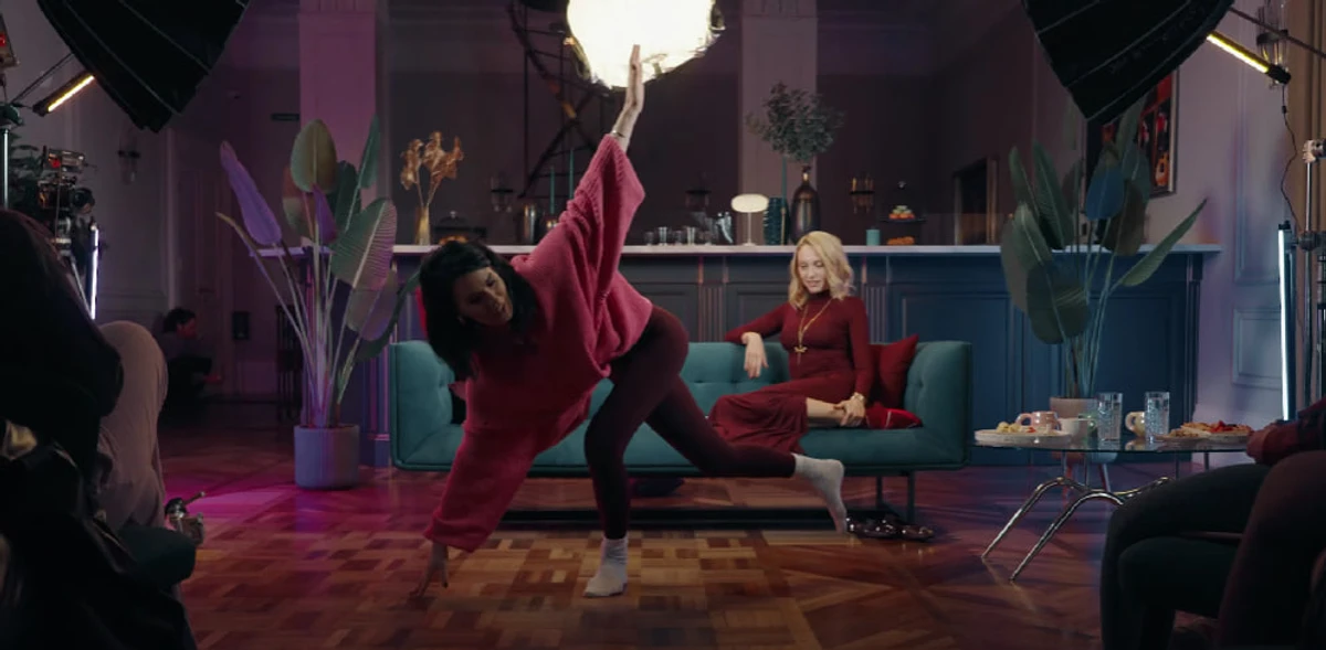 Маша Єфросиніна показує вправу для сідниць