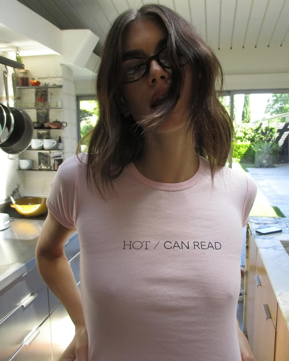 Дочка Кроуфорд у короткій футболці посвітила сосками