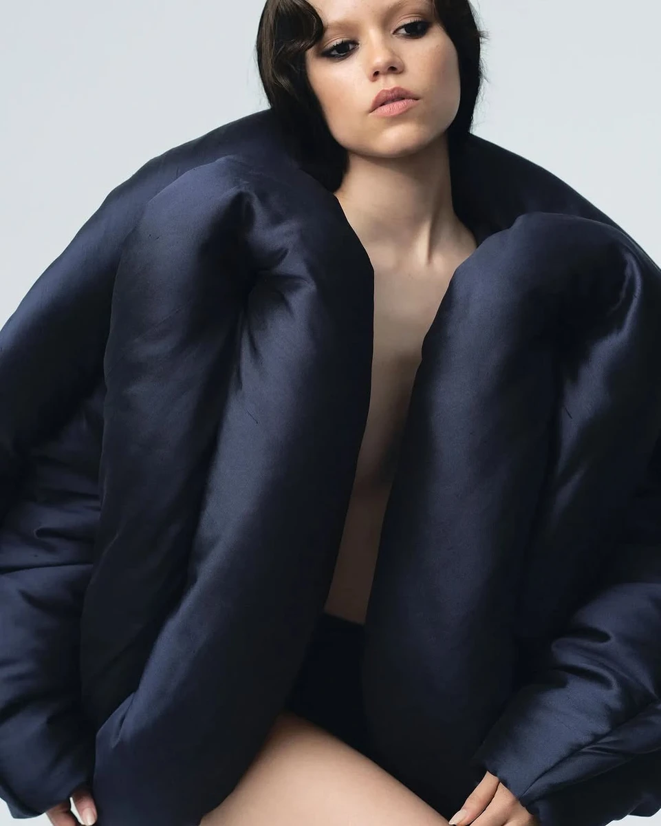 Дженна Ортега топлес прикрилася курткою