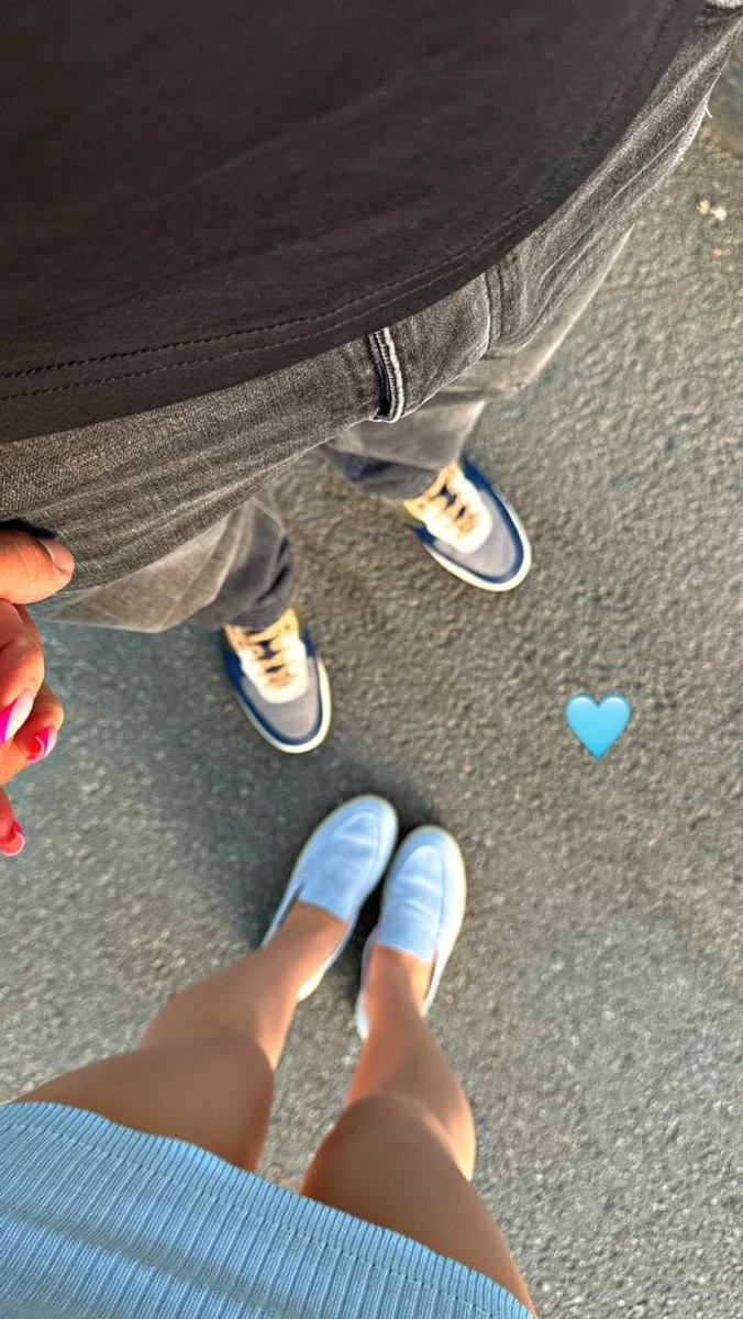 Белень потрималася за руку з чоловіком