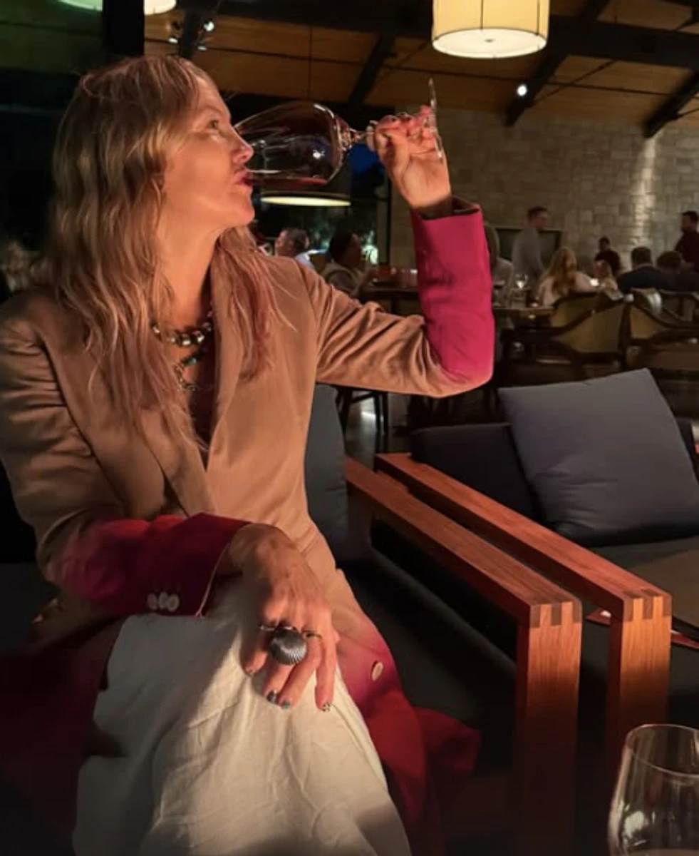 Кейт Хадсон з бокалом вина показалася в ресторані