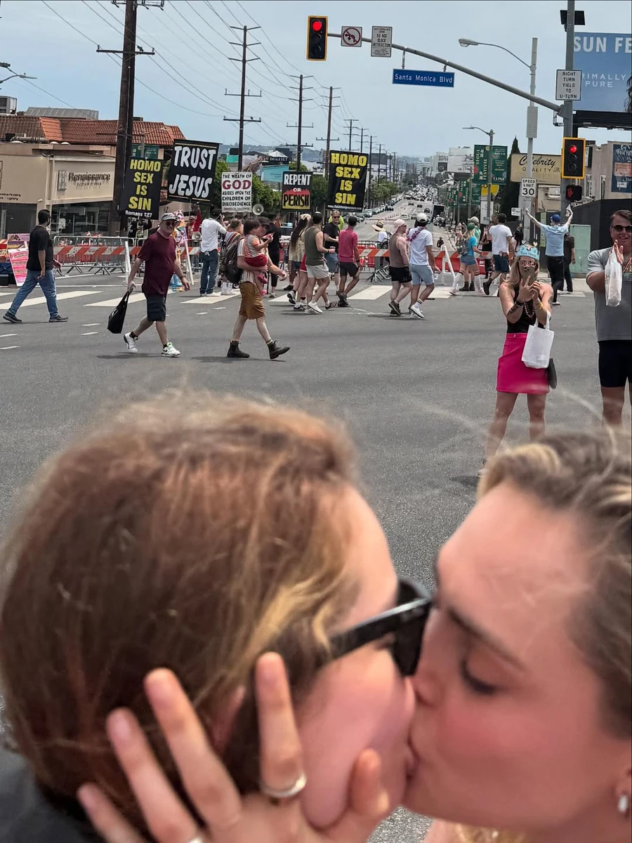 Кара Делевінь на прайді поцілувалася з дівичною