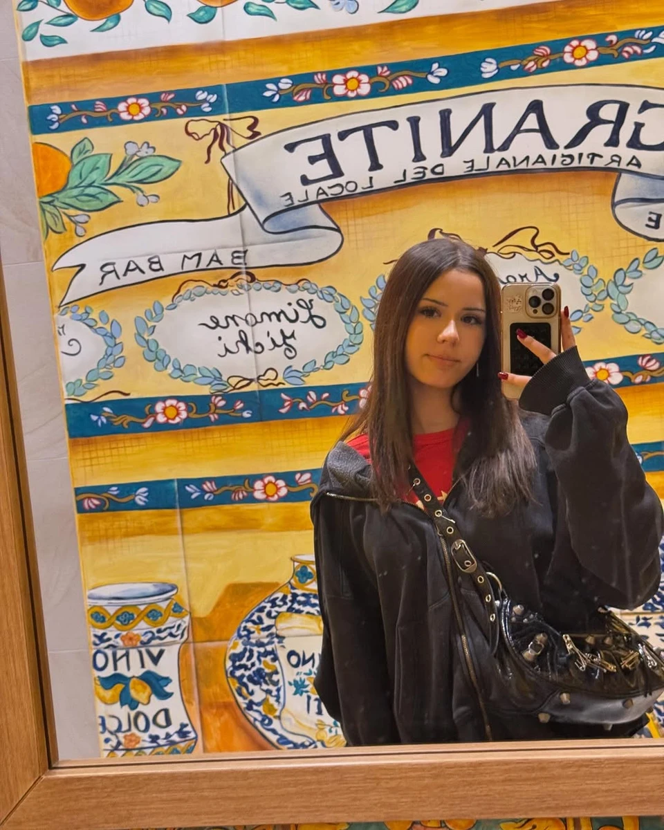 Дочка Мурата Налкакіоглу і Ані Лорак попозувала перед дзеркалом