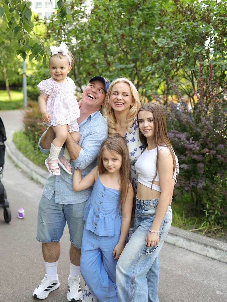 Лілія Ребрик з чоловіком та усіма дочками попозувала просто неба