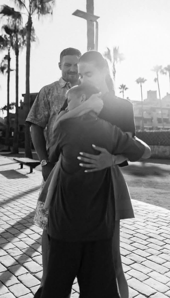 Усик з дружиною і сином попозував в Іспанії для фото