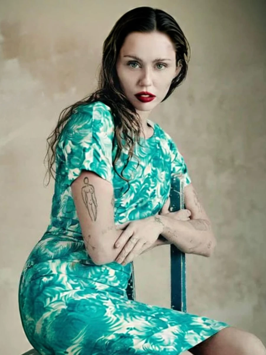 Майлі Сайрус у короткому луці похвалилася тілом для журналу