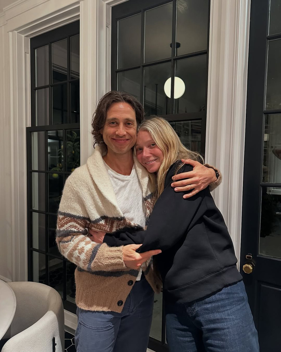 Гвінет Пелтроу в обіймах у чоловіка