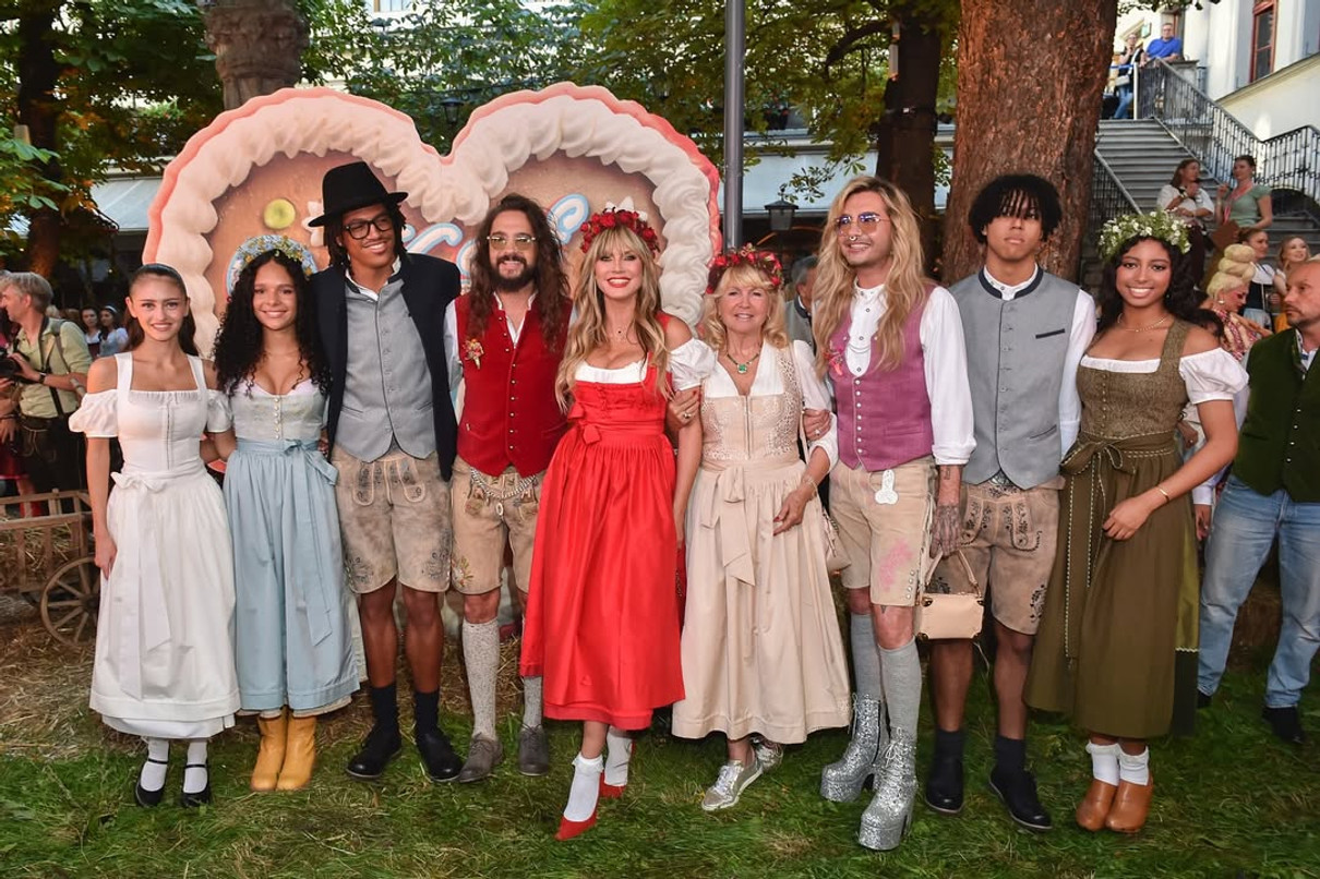 Гайді Клум з дітьми і чоловіком попозувала в етнолуках на фестивалі