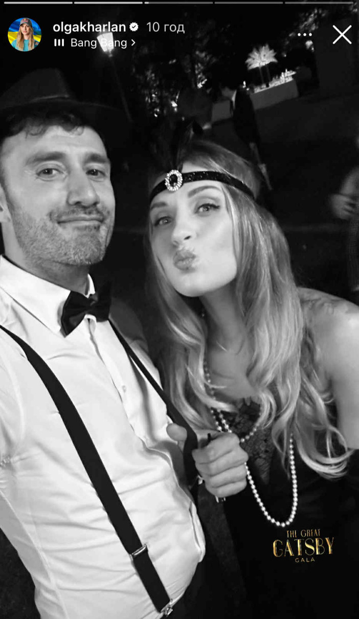 Ольга Харлан позує зі своїм коханим