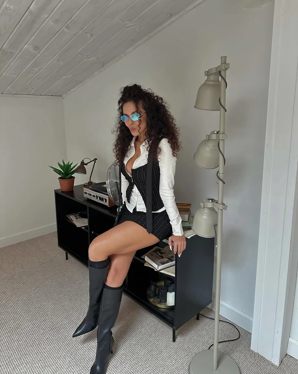 Настя Каменських посвітила ніжками