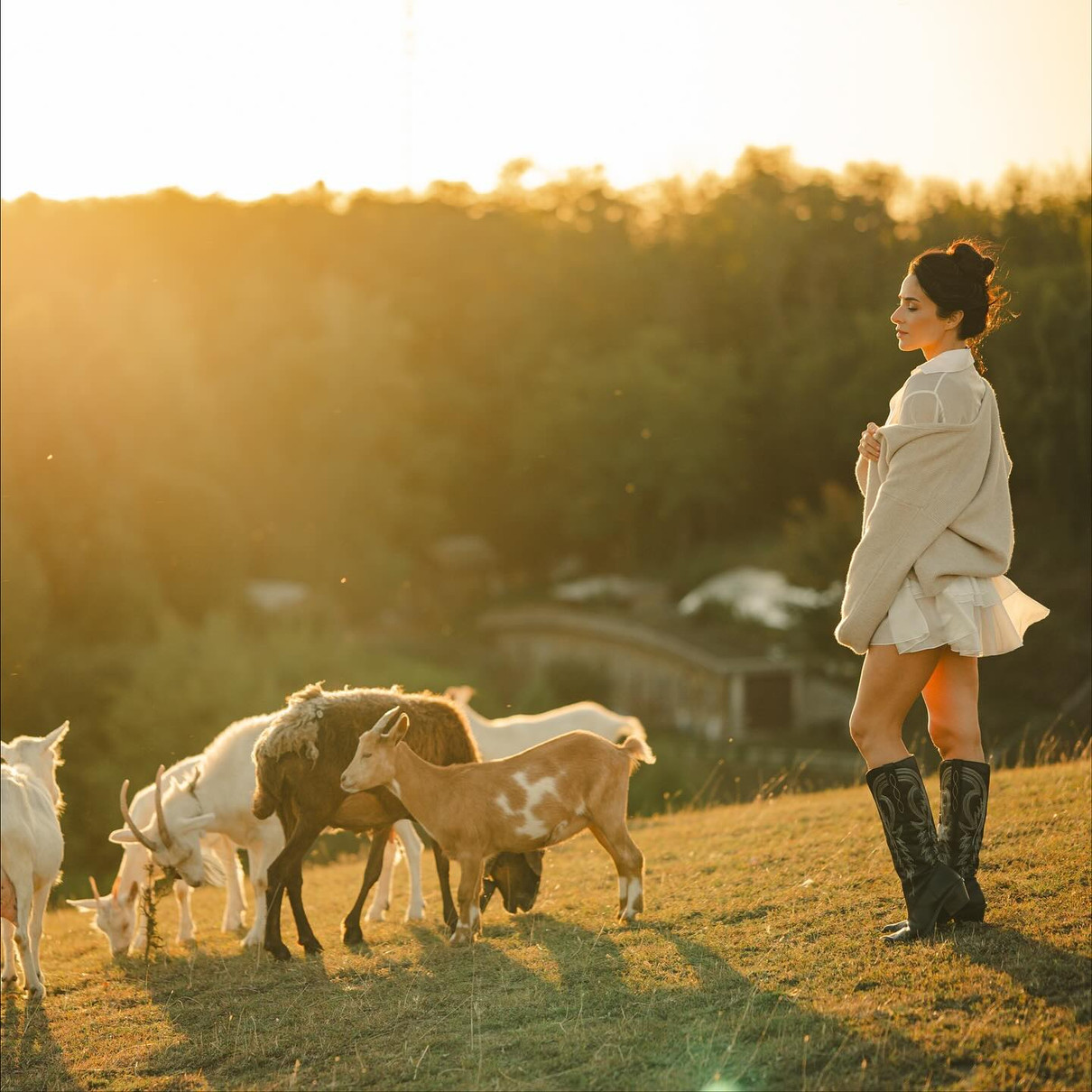 Злата посвітила стрункими ніжками у міні та трендових чоботах цього сезону 