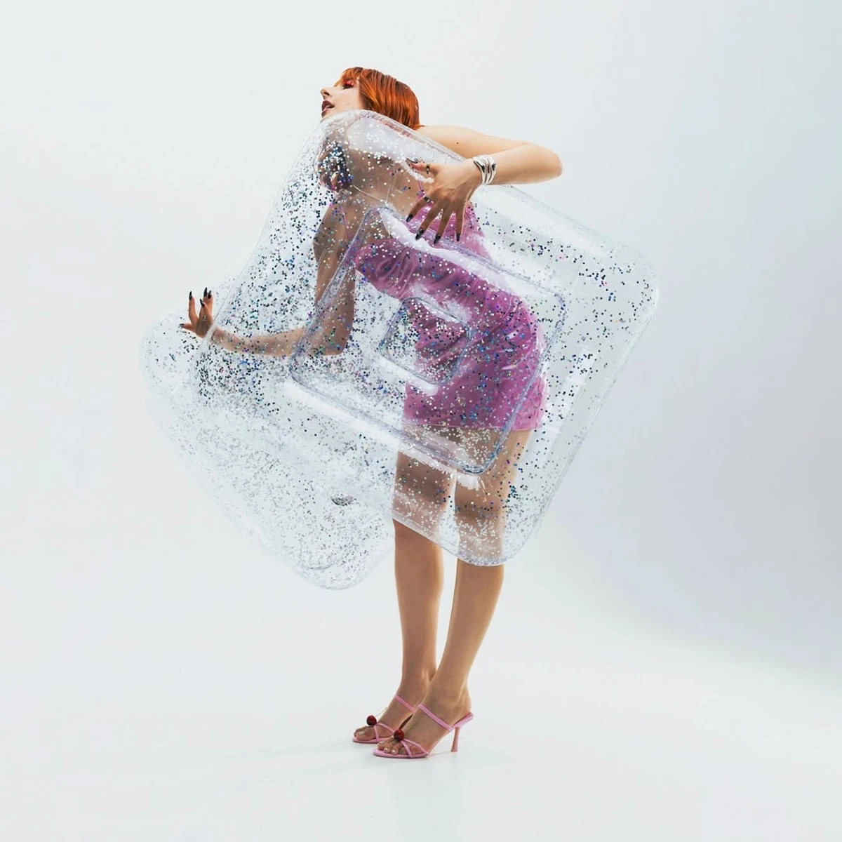 Grisana позує з матрацом