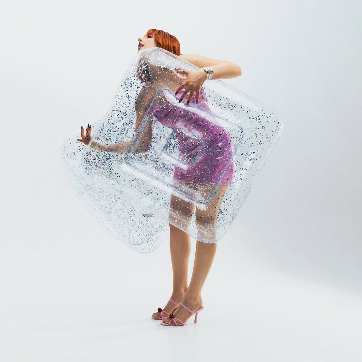 Grisana позує з матрацом