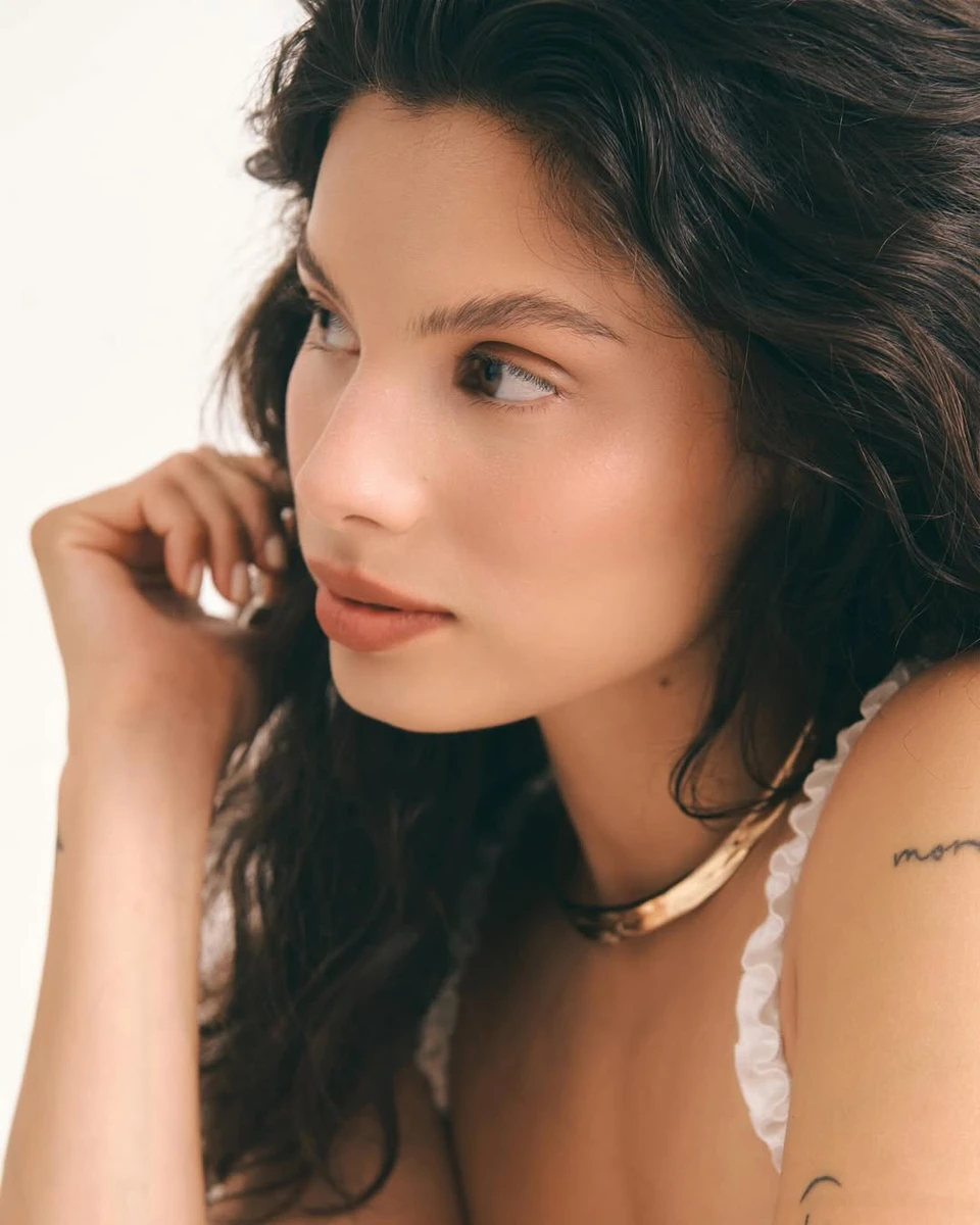 Мішель Андраде в декольтованій сукні ефектно попозувала в студії