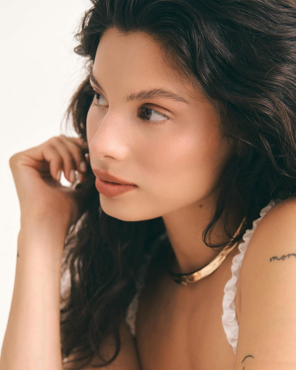 Мішель Андраде в декольтованій сукні ефектно попозувала в студії