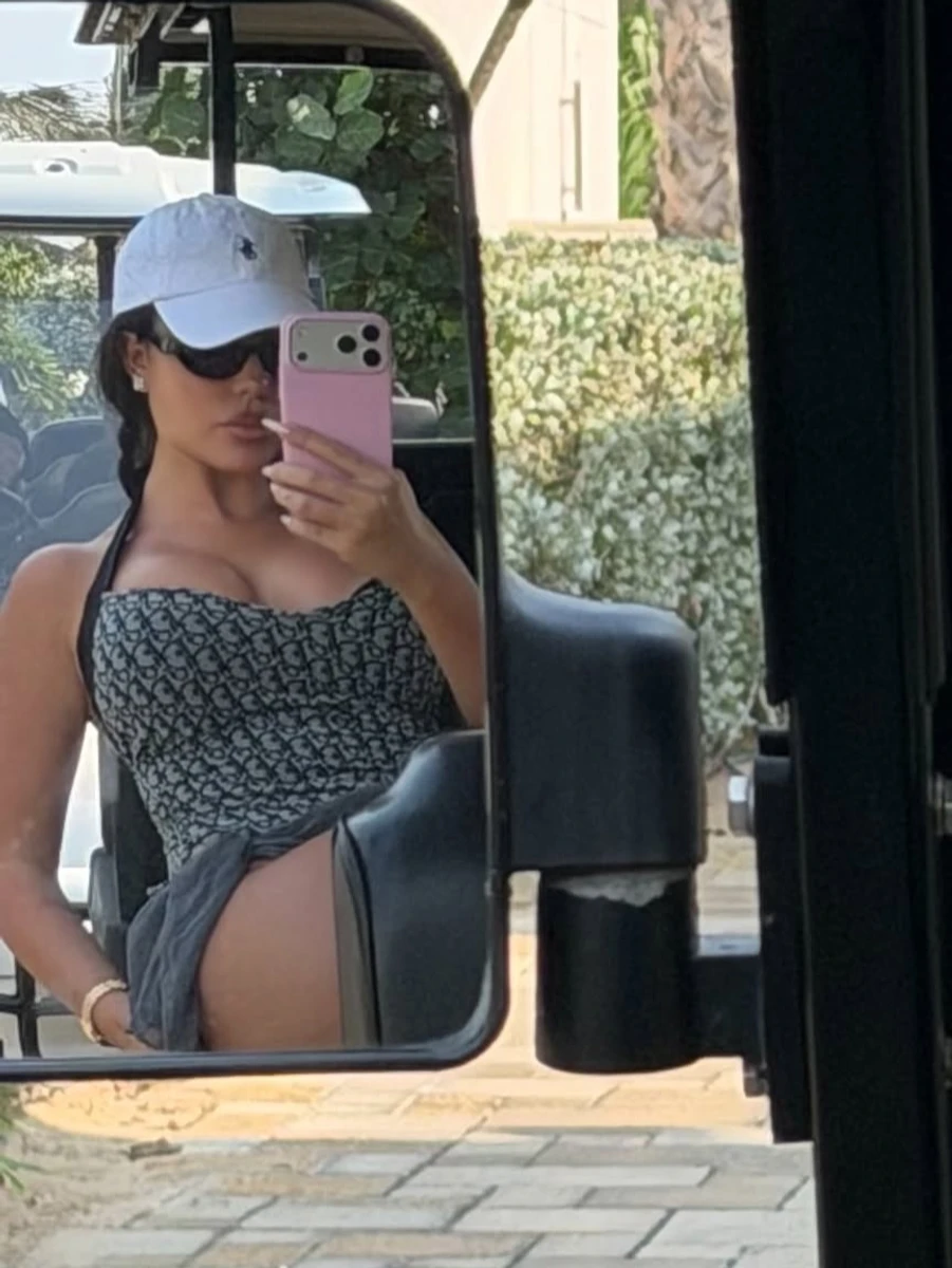 Наречена Кріштіану Роналду похвалилася соковитим декольте на відпочинку