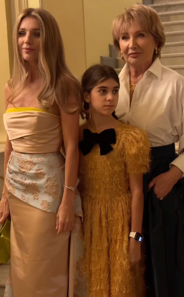 Катя Сільченко в ніжній сукні попозувала на концерті Монатіка