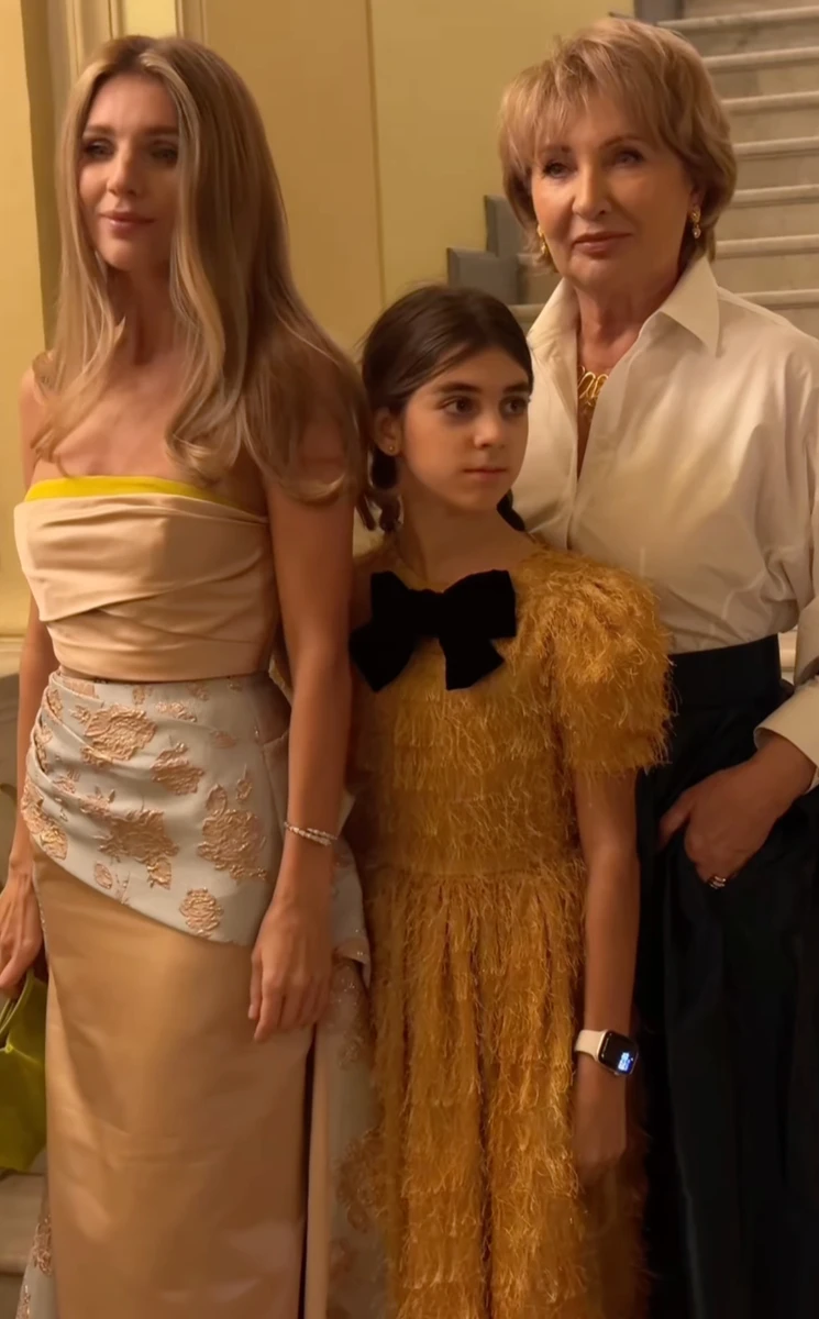 Катя Сільченко в ніжній сукні попозувала на концерті Монатіка