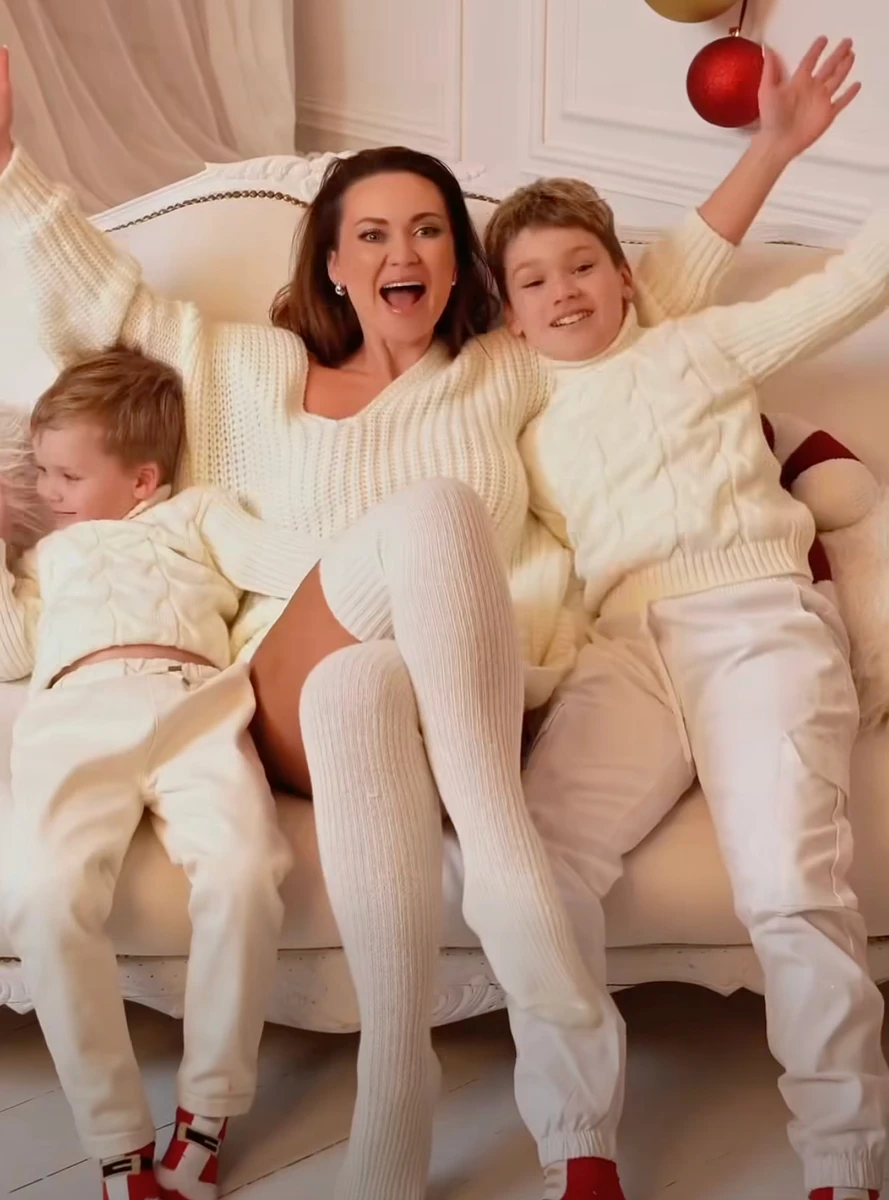 Анна Саліванчук наробила веселих фото з синами у студії