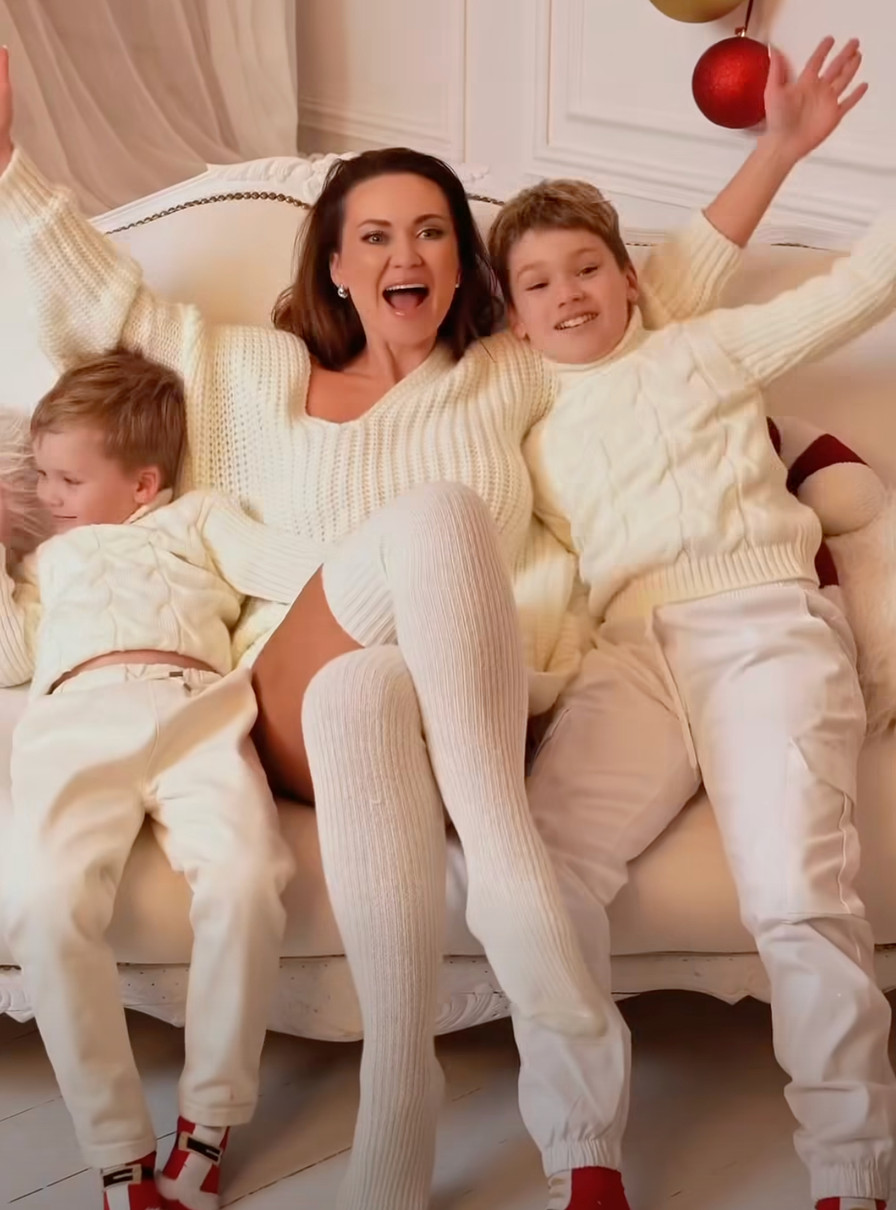 Анна Саліванчук наробила веселих фото з синами у студії