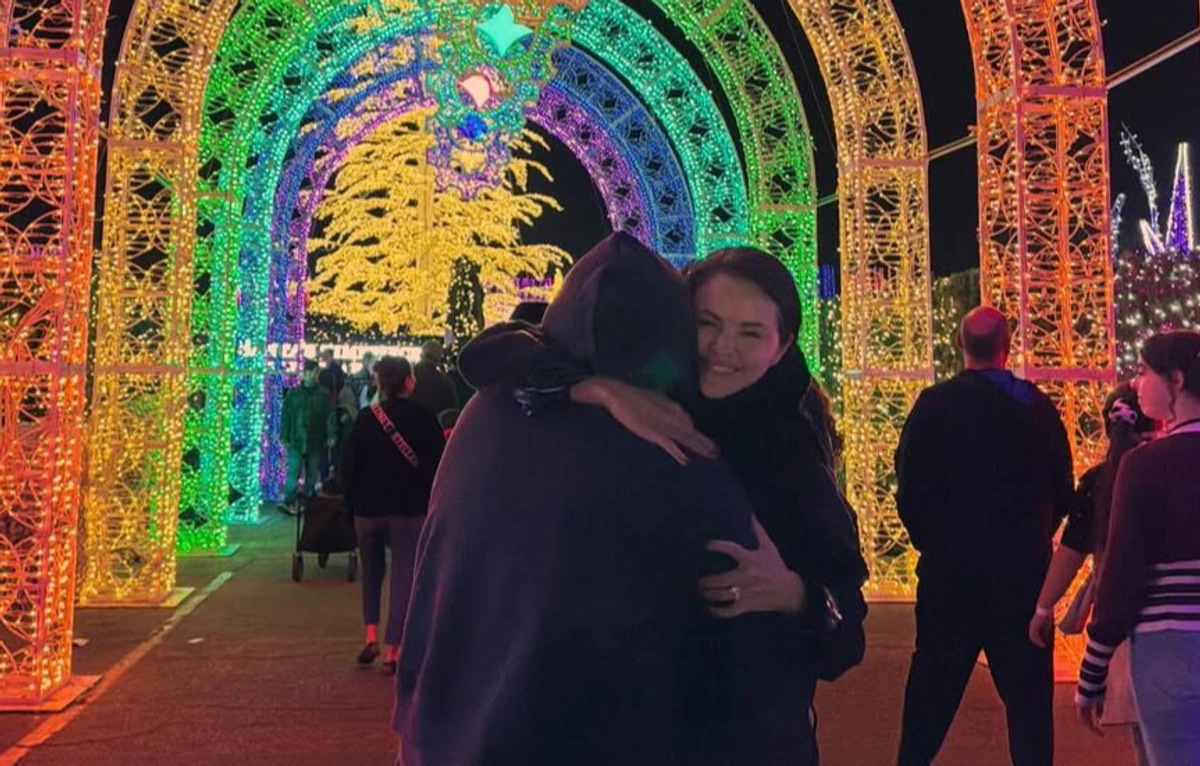 Селена Гомес пообіймалася з чоловіком в парку розваг