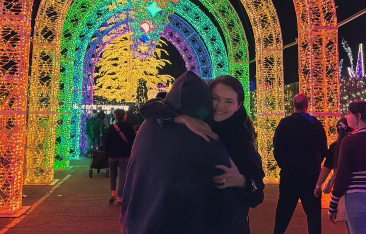 Селена Гомес пообіймалася з чоловіком в парку розваг