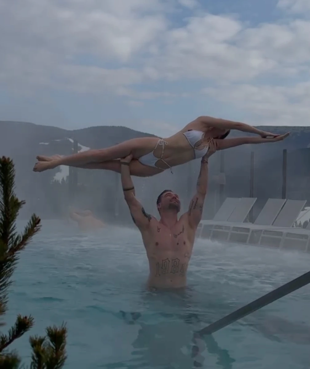 Наталка Денисенко показала, як коханий ефектно підняв її до гори