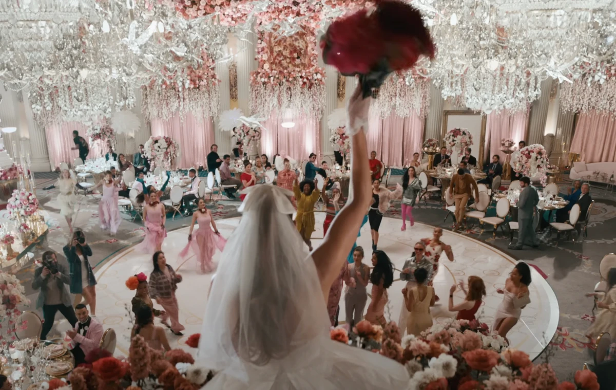 Не чіпайте його, він проклятий!, – кричить хтось із гостей у кліпі