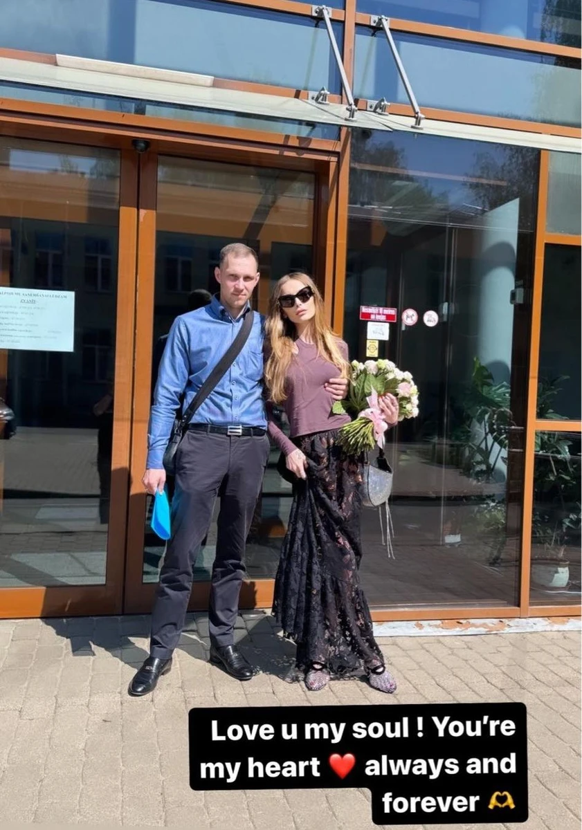 Люблю тебе, моя душа. Ти - моє серце. Завжди і навіки, - написала модель