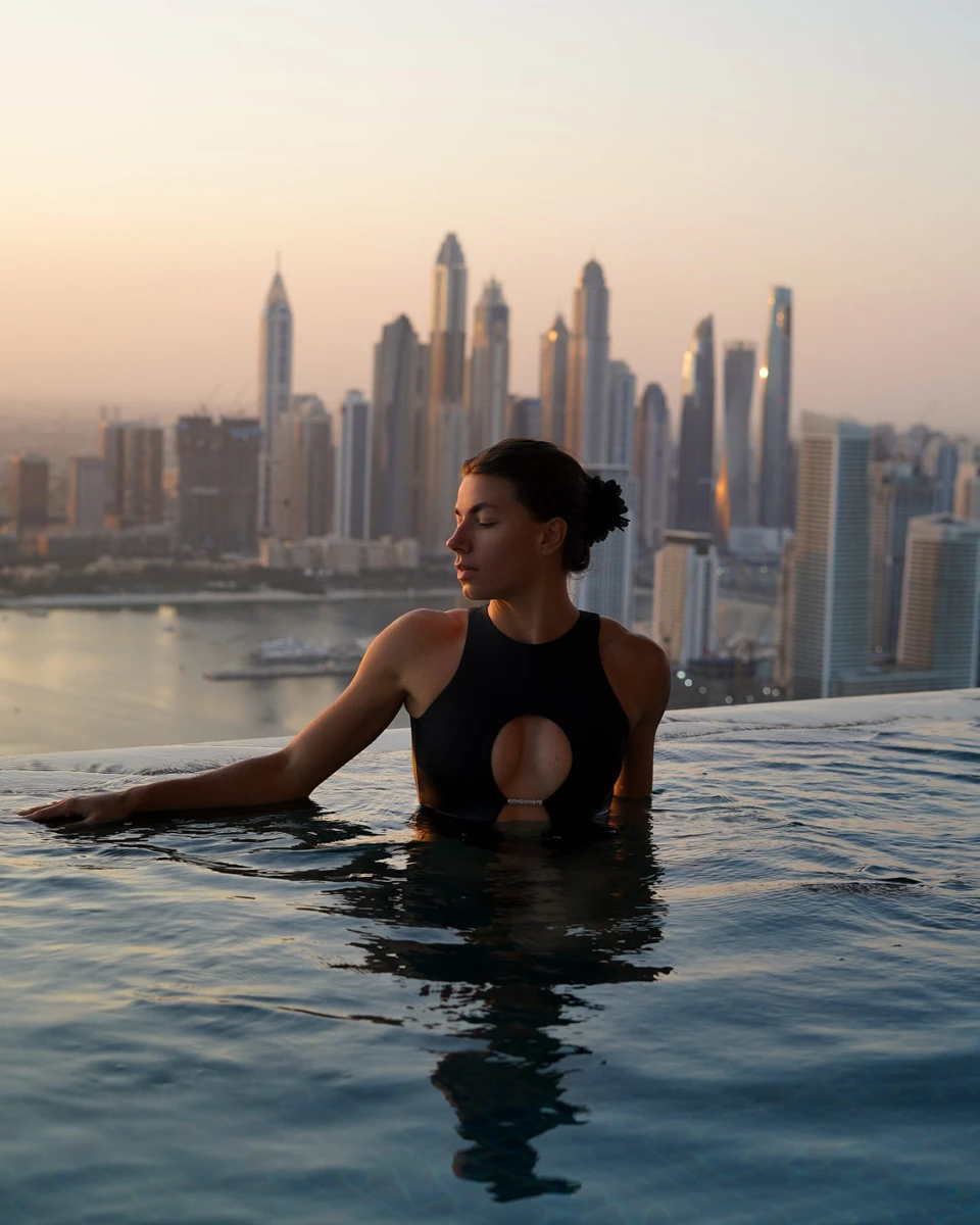 Марина Бех у басейні в Дубаї